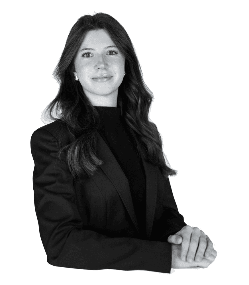 Profesionelles Portrait einer Beraterin bei ON Management in schwarzem Blazer – Unternehmensberatung on-mc.com